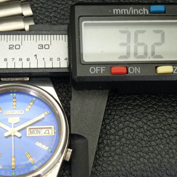 Vintage 1981 Seiko Automatic Mens Silver Watch W/daydate & Blue accents - Picture 7 of 10